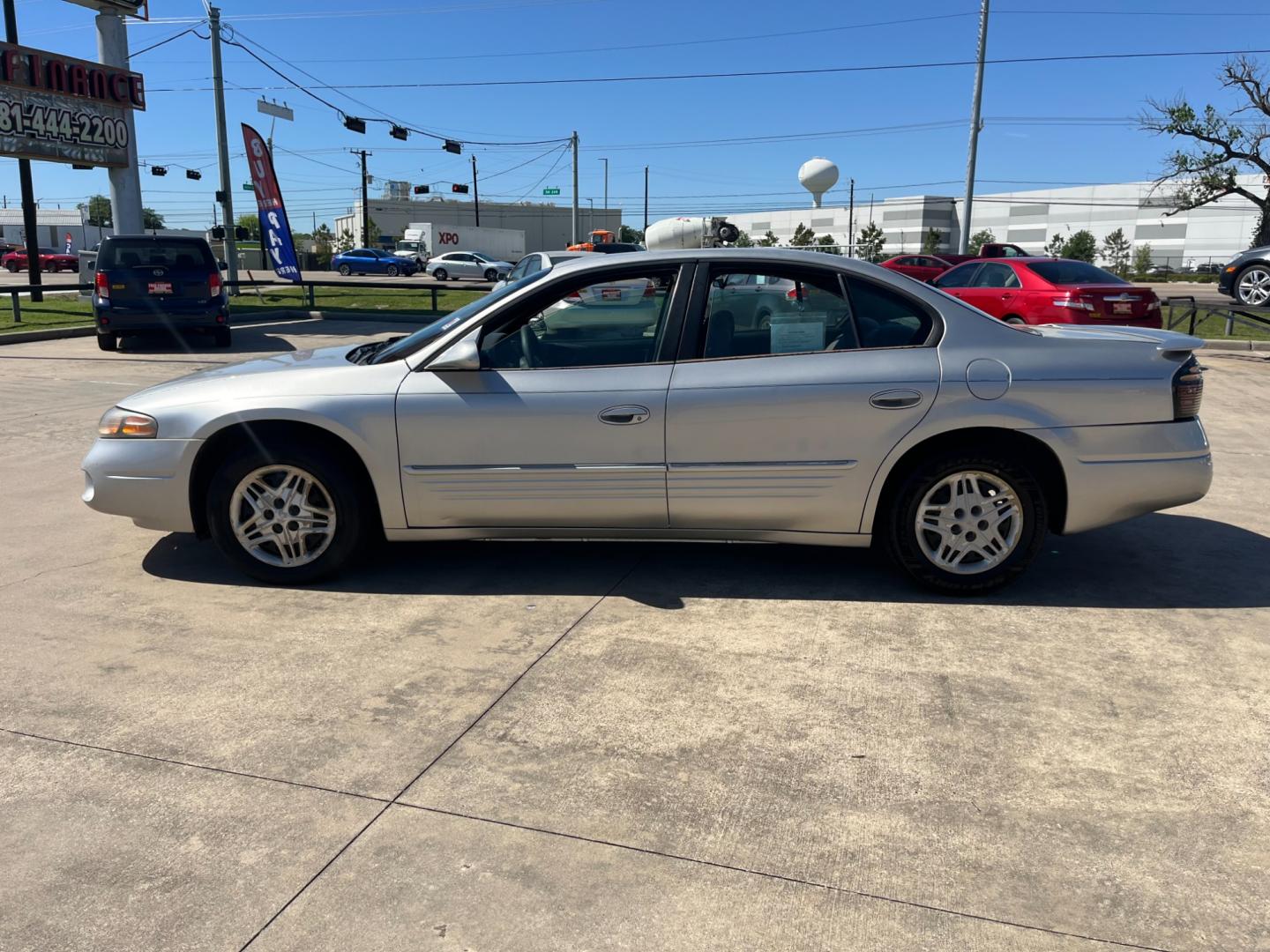 2005 SILVER /gray Pontiac Bonneville SE (1G2HX52K45U) with an 3.8L V6 OHV 12V engine, 4-Speed Automatic Overdrive transmission, located at 14700 Tomball Parkway 249, Houston, TX, 77086, (281) 444-2200, 29.928619, -95.504074 - Photo#3